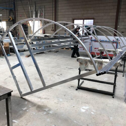 Dugout voetbal model 150 83 Onze dug-outs van degelijk duurzaam gelast aluminium. Hier zijn we bezig met de productie van 2 stuks 5 meter dug-outs uit deze serie.